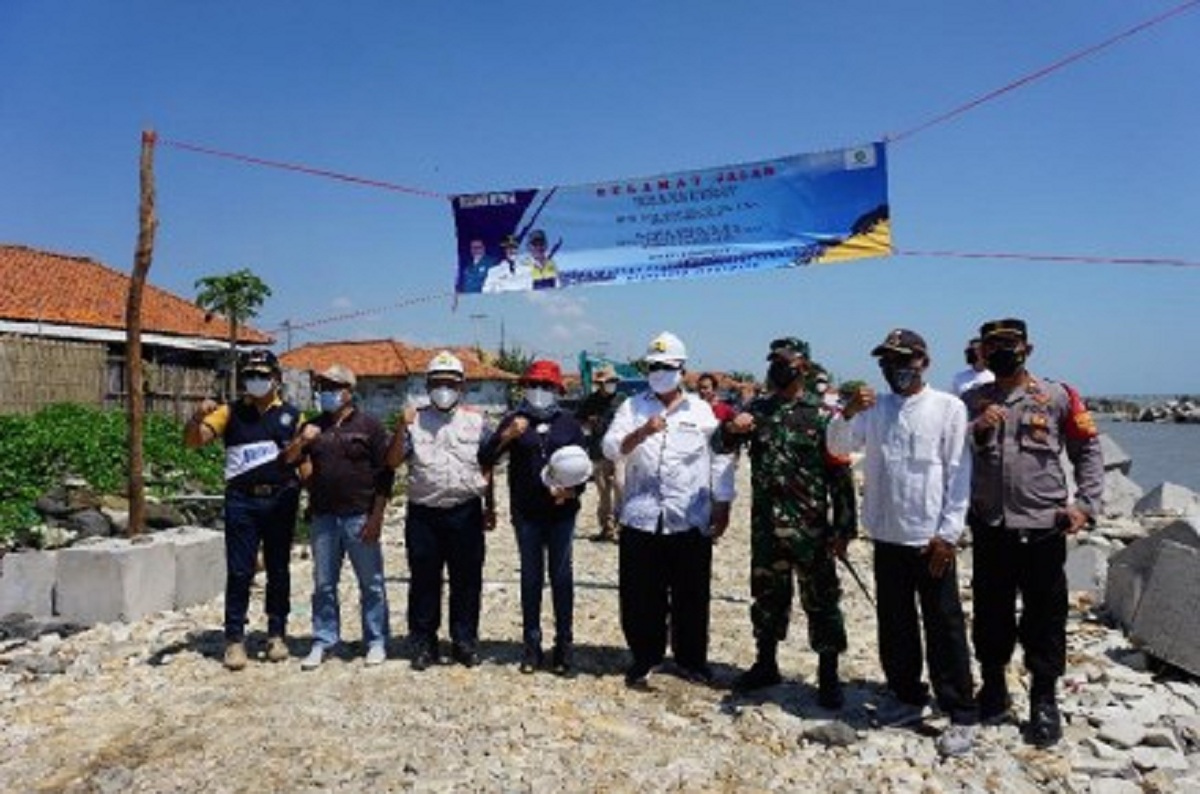 H. Dedi Wahidi didampingi Bupati Indramayu, Hj. Nina Agustina dan Kuwu Limbangan, Rasidi saat meninjau pembangunan break water di Pantai Limbangan