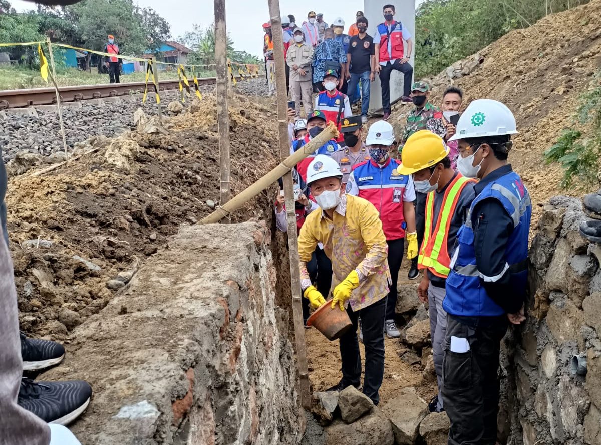 H Bambanh Hermamto Anggota RI Ketika Meletakam Batu Pertama Padat Karya Di Wilayah Arjawaringun