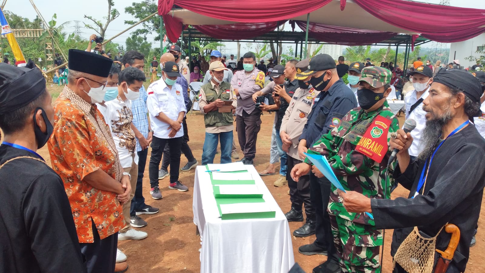 Keempat calon Kades Jatiroke saat membacakan deklarasi damai dan fakta integritas Pilkades Damai.