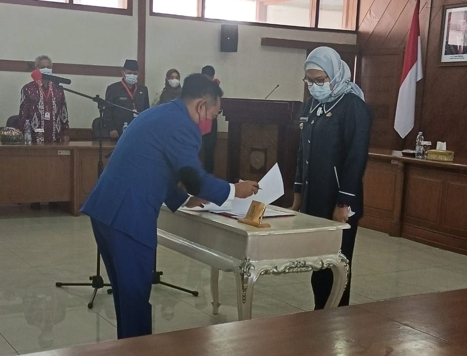 Bupati Indramayu Hj Nina Saat Melantik Dr.Ir.H Ady Setiawan SH, MH MM PIA,Sebagai Direktur Utama Perumdam Tirta Darma Ayu Indramayu.Foto/Dok
