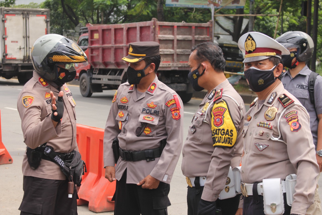 Kapolres bersama Kasatlantas dan Kapolsek Cimangung
