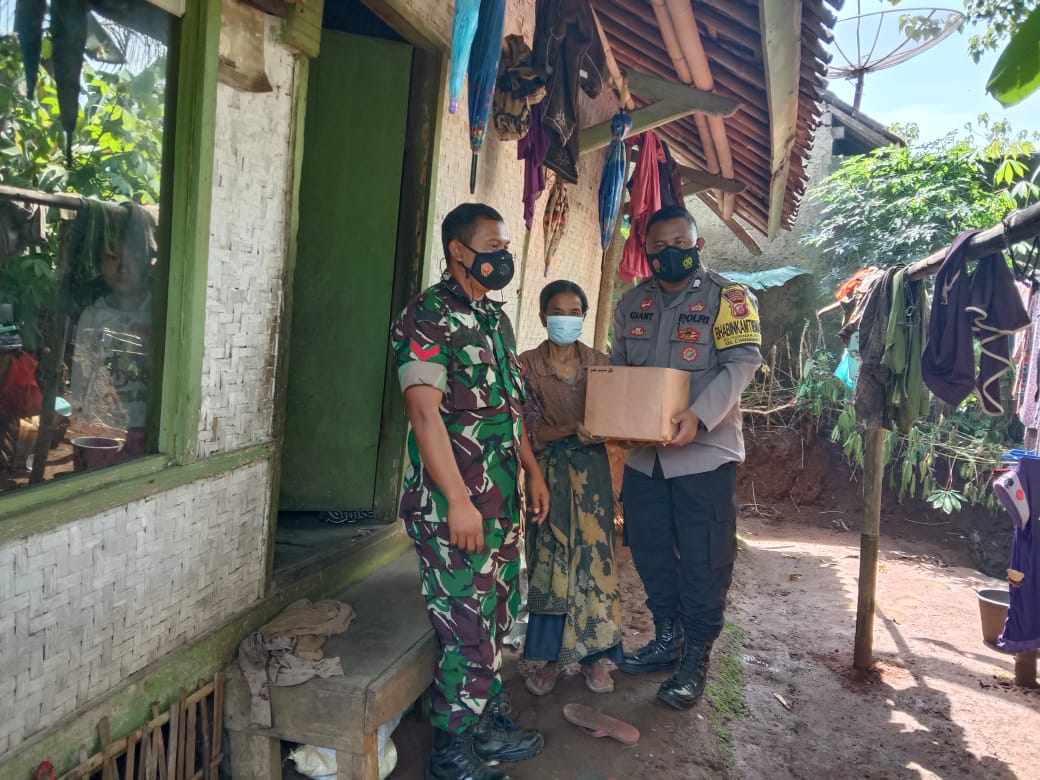 Brigadir Mochamad Gian Pratama bersama Babinsa Koptu Asep Sobari