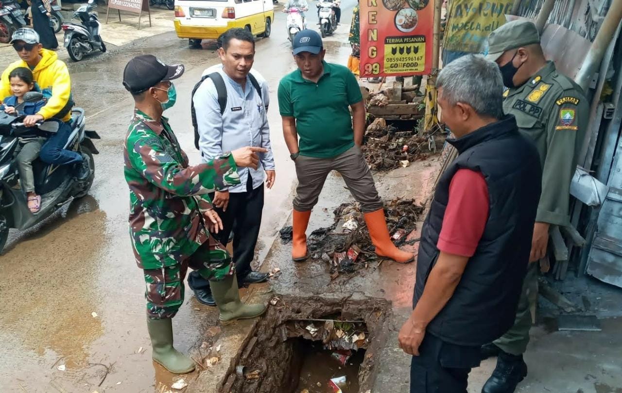 Camat Cimanggung Dik Dik Syeh Rizki saat melakukan pembersihan gorong-gorong di sekitar Cimande bekerja sama dengan Kades Sindanggalih dan Tim Citarum Harum.