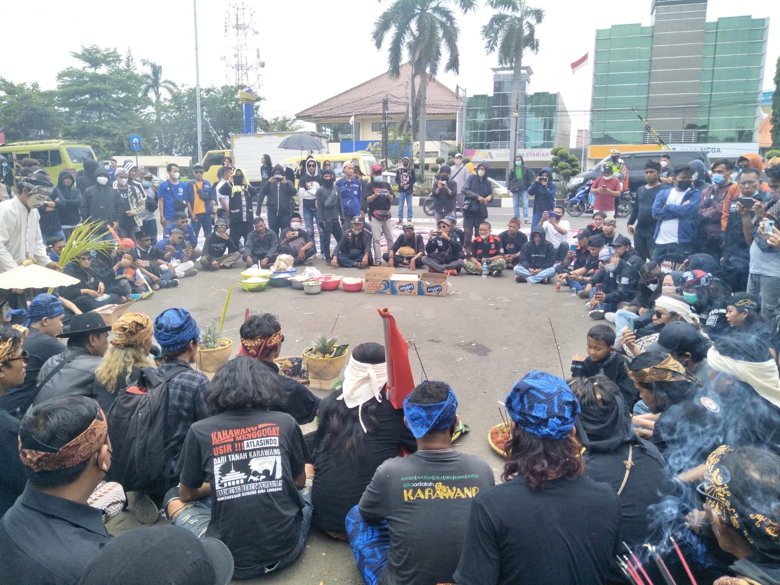 Masyarakat Karawang Bersatu (MKB) mengelar aksi unjuk rasa.Dok/foto Ujang Aditya