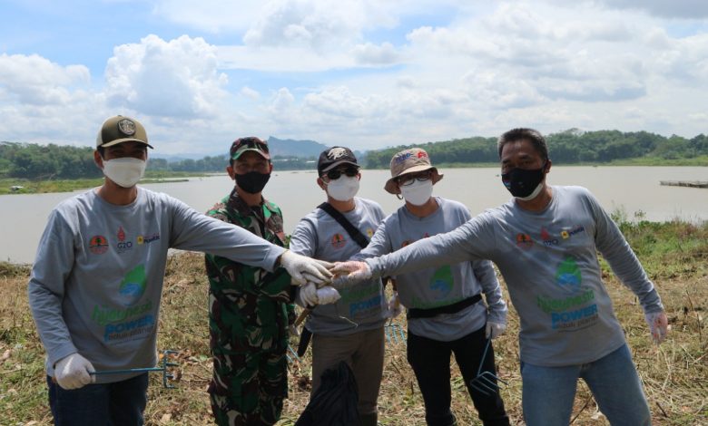 . General Manager PT. Indonesia Power POMU Saguling Saat foto bersama