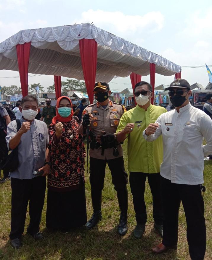 Kapolres Sumedang AKBP Eko Prasetyo Robbyanto  bersma Kepala Desa Sindangpakuon Yudi Hamdansyah S.pd kiri dan Camat tanjung sari kanan