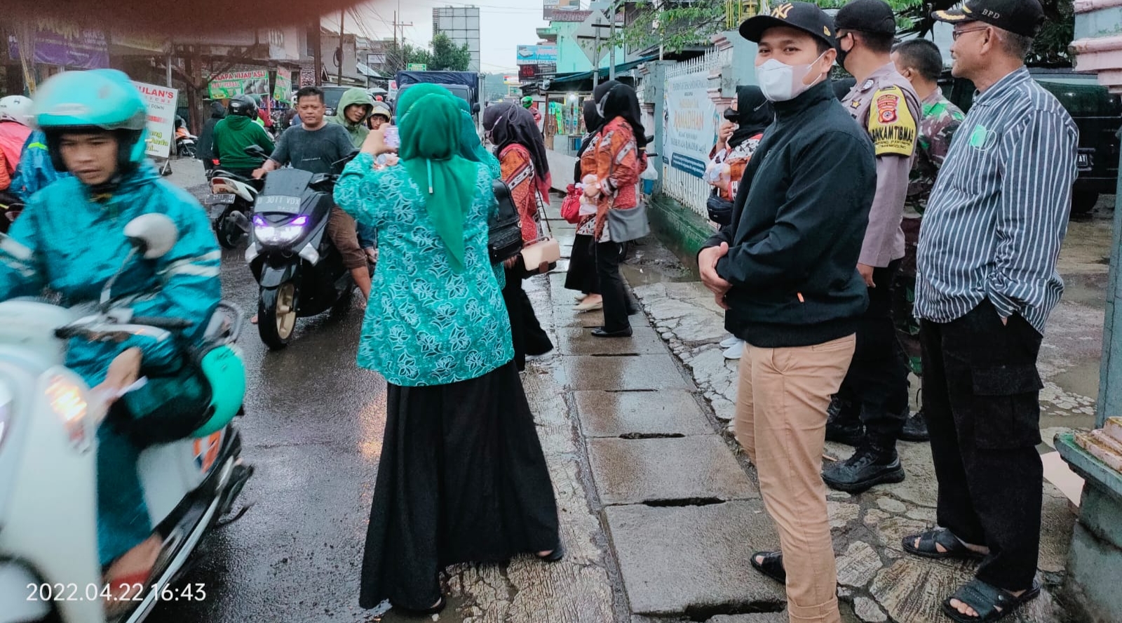 Ketua Tim Penggerak PKK Tita Mulyani,A.Md.Keb.,Desa Sindangpakuon .Saat membagikan takjil didampingi Sekertari Desa Sindangpakuon Ridwan Sopian,S.Pd .Dok/foto Transtwonews.com