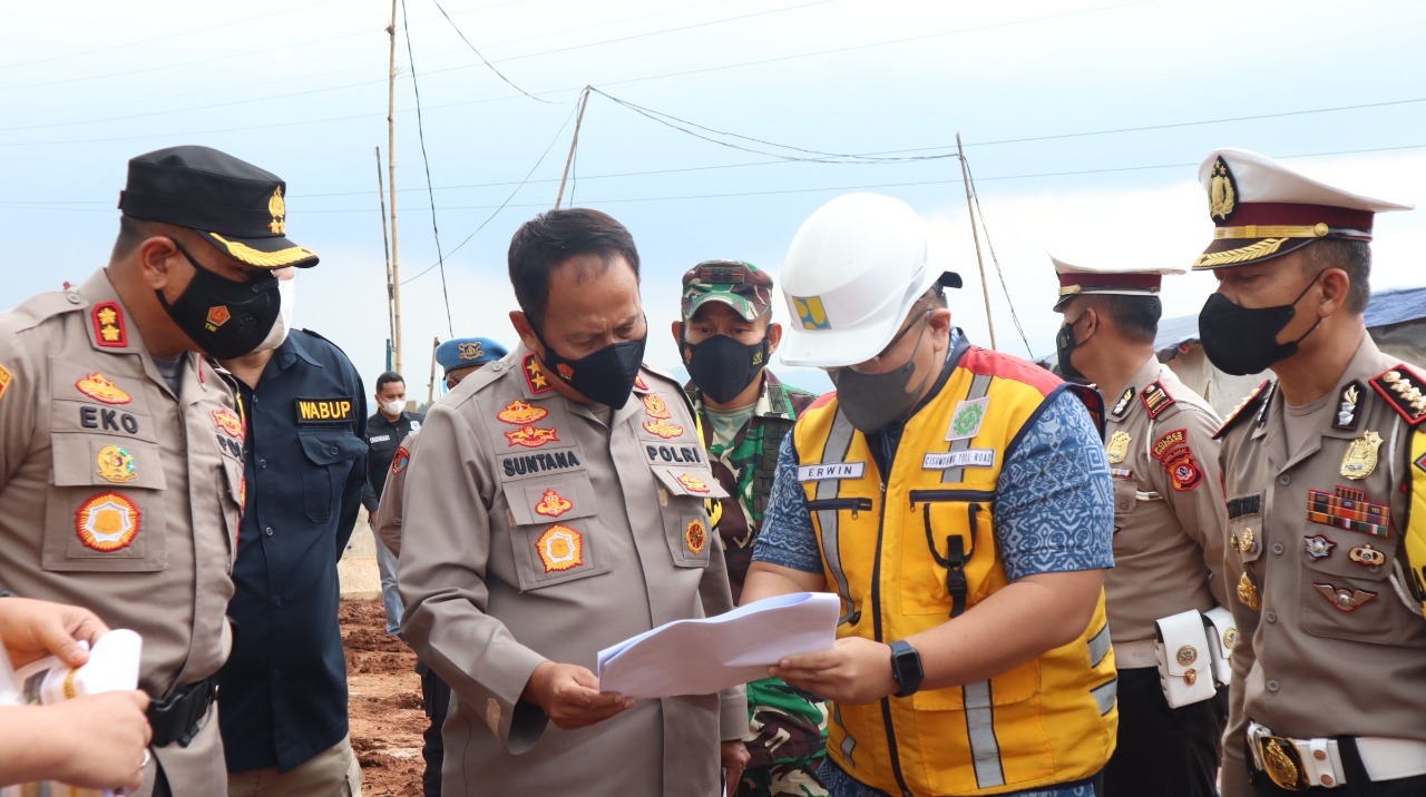 Kapolda Jawa Barat Irjen Pol. Drs. Suntana, M.SI.Didampingi Kapolres Sumedang AKBP Eko Prasetyo Robbyanto, Dandim 0610 Sumedang Letkol Inf Zaenal Mustofa dan Wakil Bupati Sumedang Erwan Setiawan
