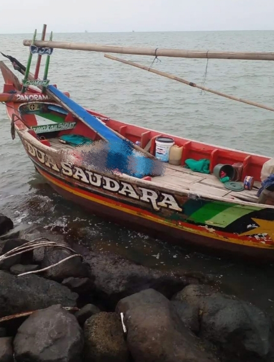 Seorang Nelayan diketemukan sudah tidak bernyawa diatas perahu miliknya/dok foto tahrudin transtwonews