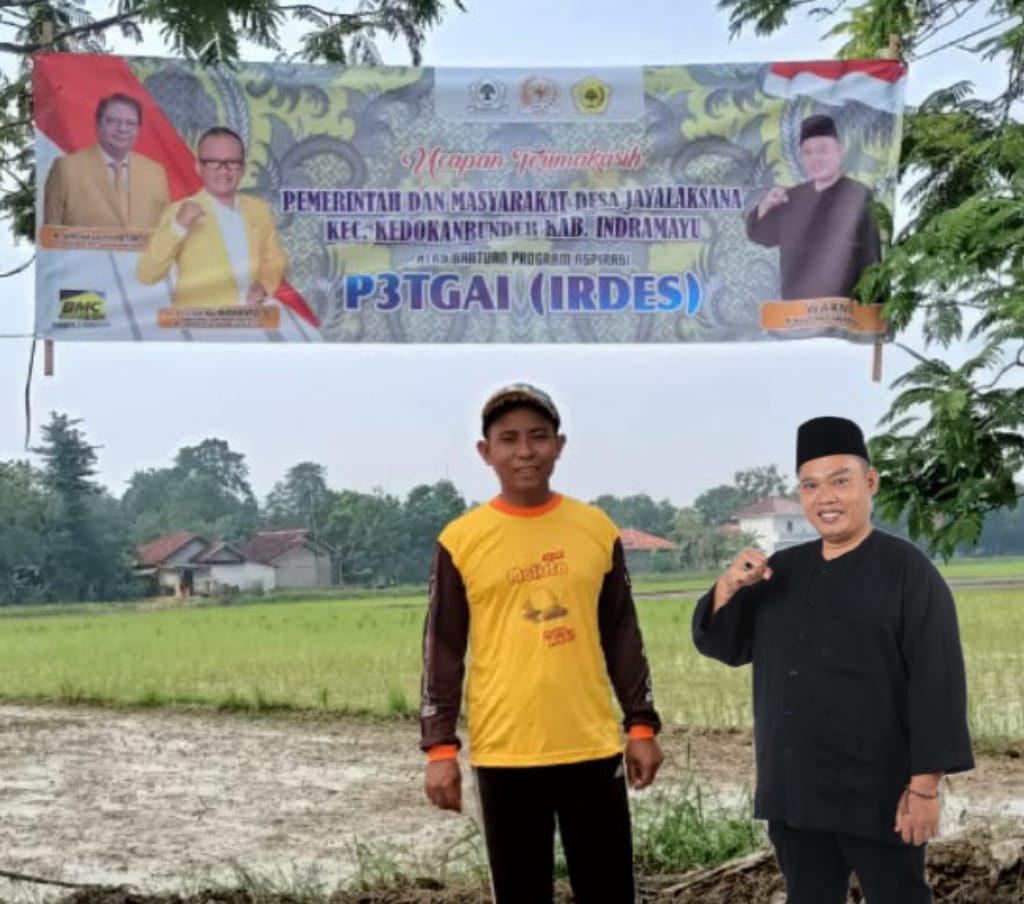 Baju hitam Warno kuwu desa jayalaksana dan Ade Erwin Kosasih ketua P3A Kemuning Jaya Desa Jayalaksana/