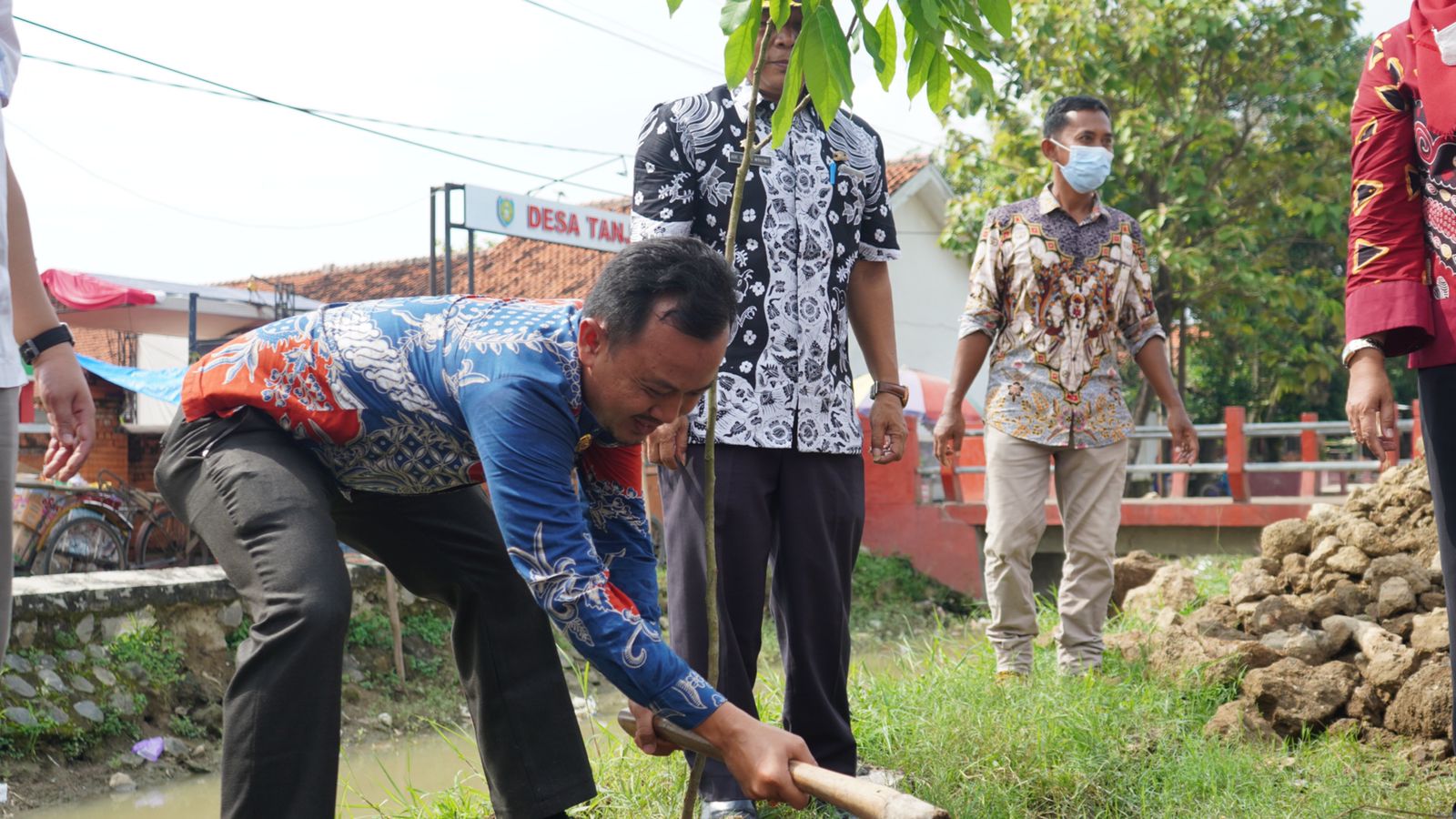 Kuwu Desa Tanjungpura Didi Rohadi SE saat menanam Bantuan bibit pohon dari CSR Bidang Lingkungan PT Petamina.