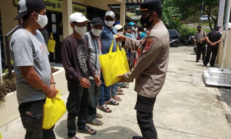 Kapolsek Jatigede AKP Adang Rohana, S.H membagikan paket sembako kepada tukang ojek dan masyarakat yang terdampak kenaikan harga BBM.