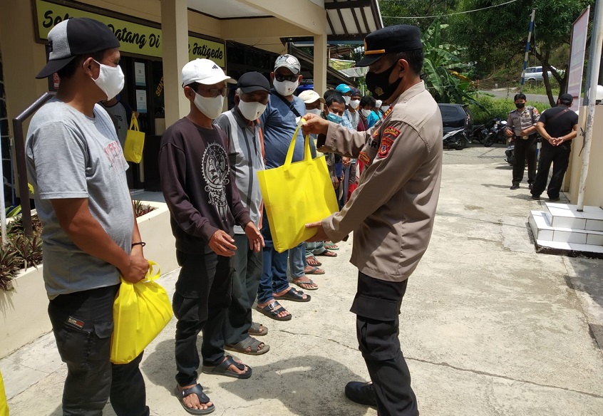 Kapolsek Jatigede AKP Adang Rohana, S.H membagikan paket sembako kepada tukang ojek dan masyarakat yang terdampak kenaikan harga BBM.