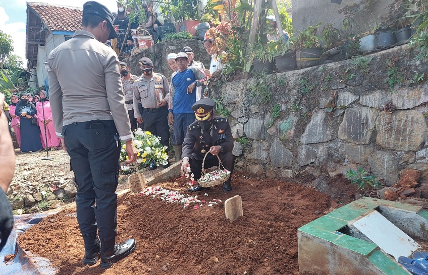 Kapolsek Cimanggung Kompol Herdis Suhardiman memimpin upacara pemakaman almarhum Aiptu Wahyudin,
di pemakaman keluarga di Dusun Jamban RT 03/ RW 10 Desa Cicalengka Wetan Kecamatan Cicalengka Kabupaten Bandung. Selasa (4/10).