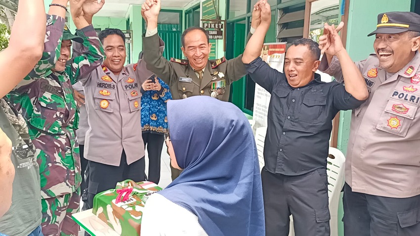 Secara bersamaan Kapolsek Cimanggung Kompol Herdis Suhardiman beserta anggota dan Camat Cimanggung Dik Dik Syeh Rizky bersama stap mendatangi Koramil Cimanggung pada Ultah TNI Ke-77.