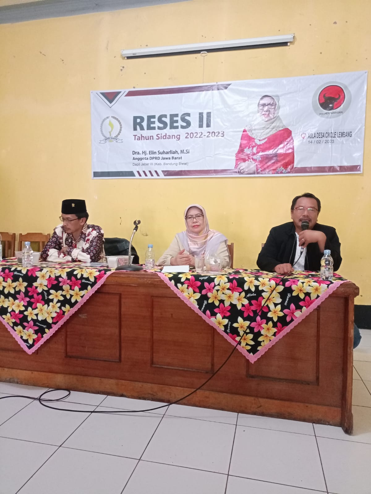 Keterangan poto : Anggota DPRD Provinsi Jawa Barat, Dapil Kab. Bandung Barat, Dra. Hj. Elin Suharliah, M.Si menggelar Reses II Tahun Sidang 2022-2023, Drs.H.Mahfoedin.M.M Ketua BPD. Desa Cikole.