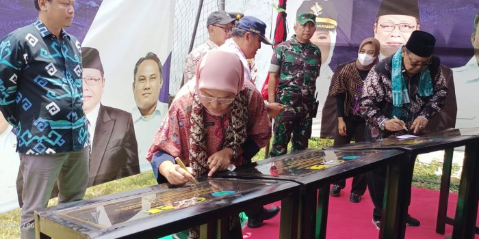 Bupati lndramayu Hj Nina Agustina bersama H Dedi Wahidi ketika menandatangani prasasti peresmian breakwater, di pantai Desa Dadap.