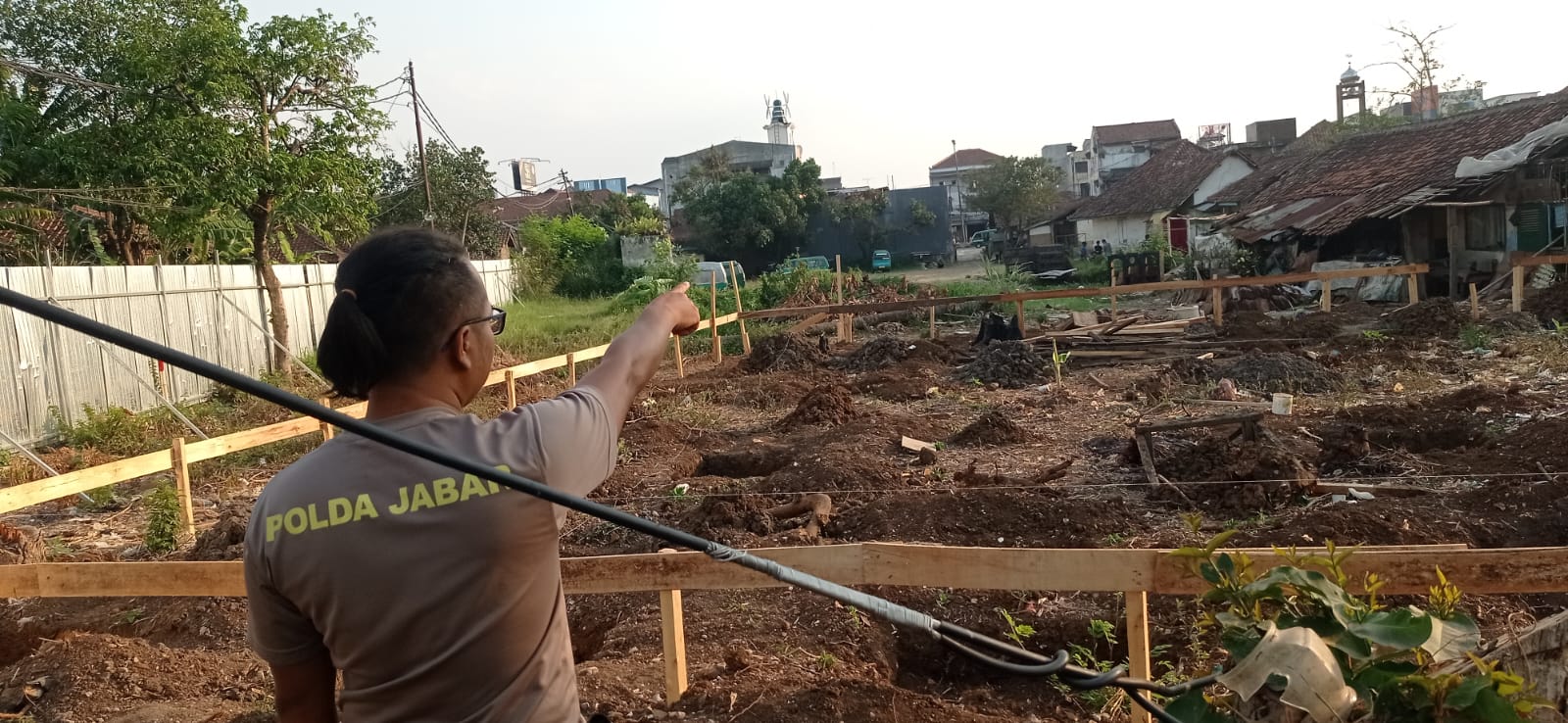 Seorang warga menunjukkan rencana relokasi pembangunan Masjid di RW 12 Desa Mekargalih Kecamatan Jatinangor, Sumedang.