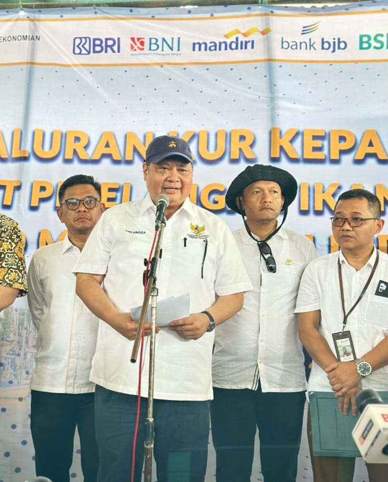 Menteri Koordinator Bidang Perekonomian (Menkoperekonomian) Airlangga Hartarto Jumpa pers bersama awak media di TPI desa eretan kulon kecamatan Kandanghaur- Indramayu – Jawa Barat.