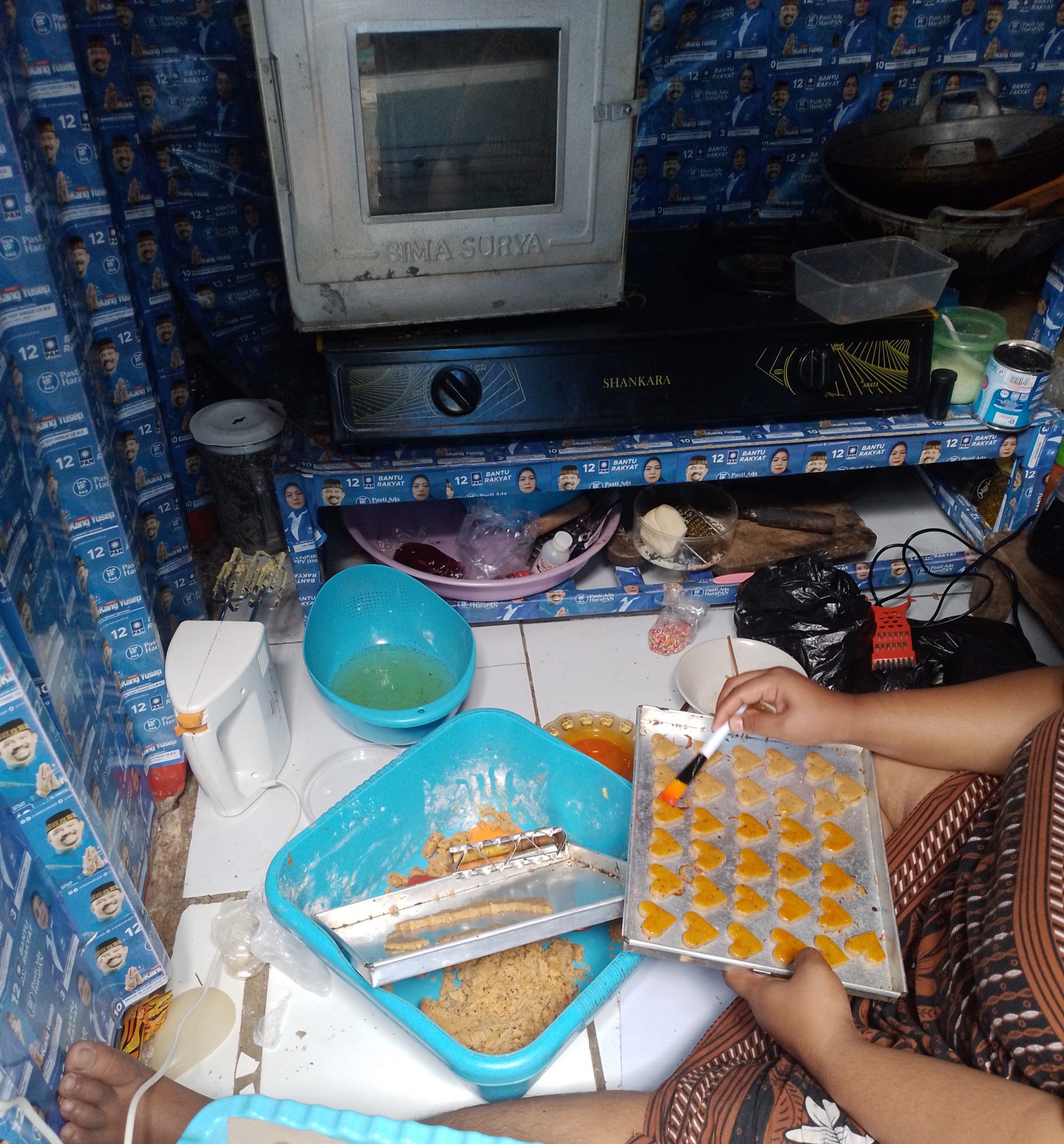 Proses membuat adonan kue nastar