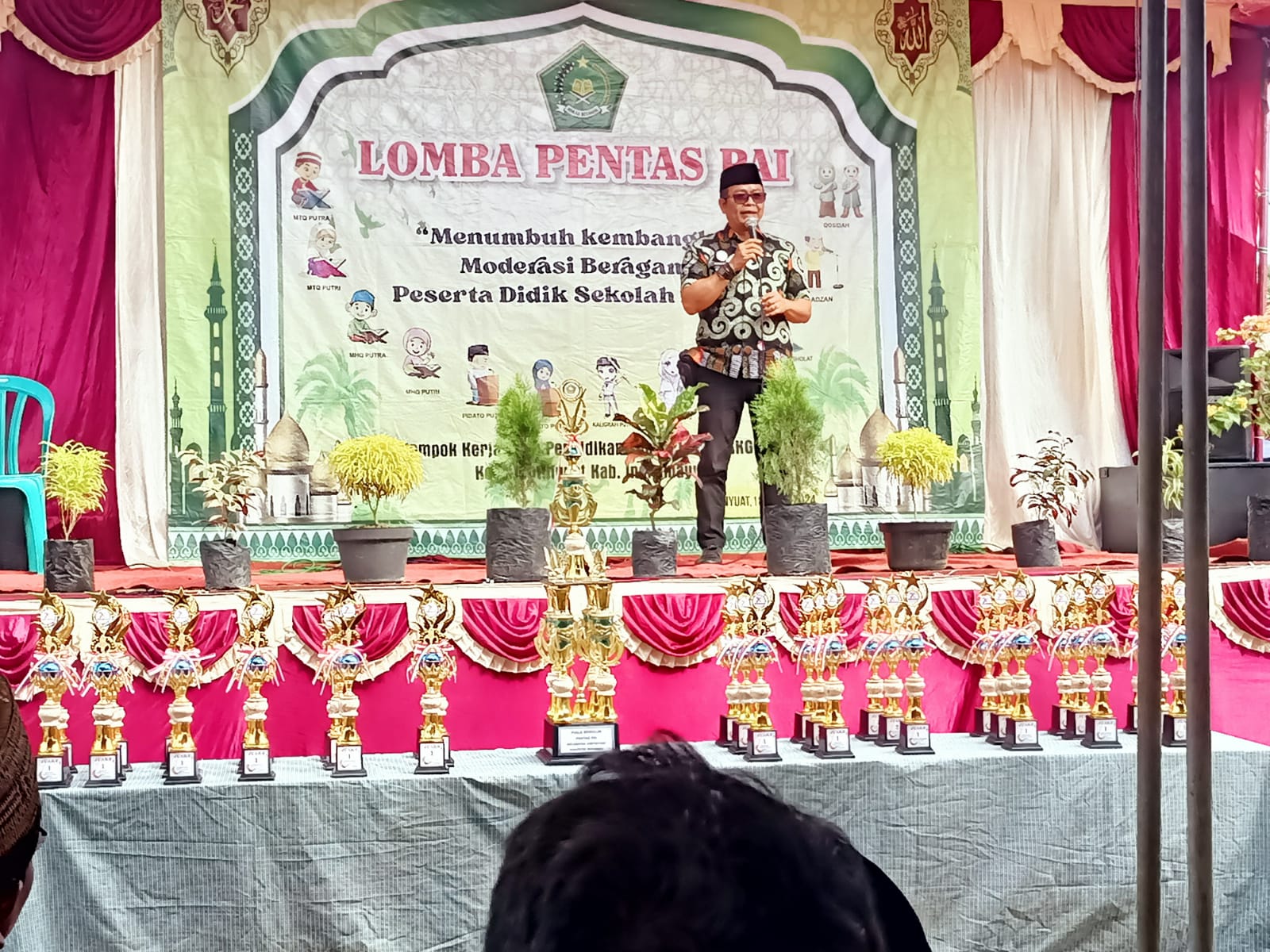 Rusyad Nurdin ST,MSi Camat Juntinyuat saat memberikan sambutan sekaligus membuka acara Lomba Pentas PAI se-Kecamatan Juntinyuat.Dok jurnalis transtwonews