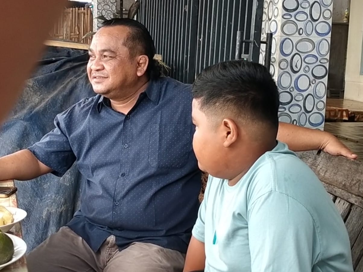 Tokoh masyarakat Karangsong, Warhadi Papi bersama ZK (12) anak yatim yg digugat kakeknya sendiri.
