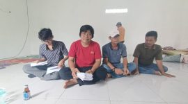 Foto ( kaos merah ); Tasripin Ketua Aliansi Masyarakat Peduli Desa, Desa Sendang Kecamatan Karangampel